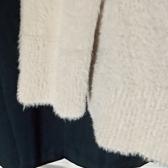 Peyton Primrose Nylon Blend Cream Fuzzy Sweater Size Small Ptp 22" L 27" - Picture 8 of 9